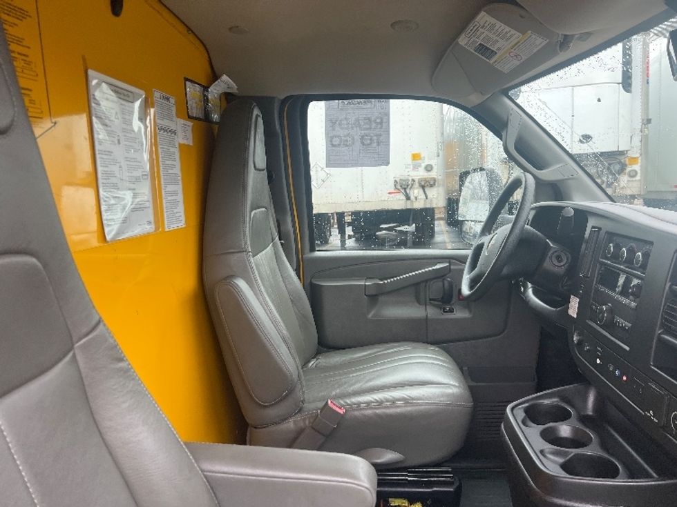 Light Duty Box Truck-Light and Medium Duty Trucks-GMC-2022-Savana G33903-Middlefield-OH-99,885\n\t\tmiles-$ 28,000 - Image 21