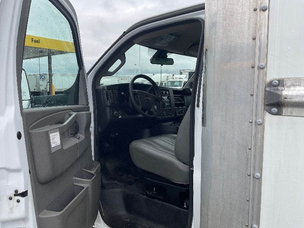 Light Duty Box Truck-Light and Medium Duty Trucks-GMC-2022-Savana G33903-Milwaukee-WI-109,557\n\t\tmiles-$ 28,000 - Image 16