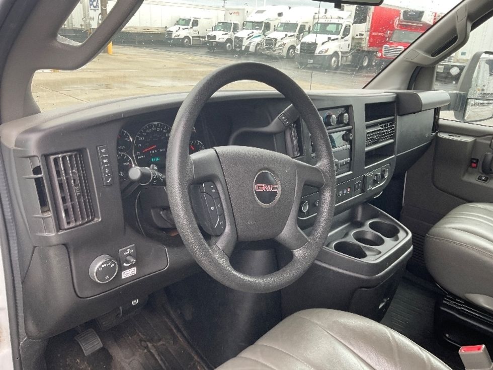 Light Duty Box Truck-Light and Medium Duty Trucks-GMC-2022-Savana G33903-Milwaukee-WI-109,557\n\t\tmiles-$ 28,000 - Image 17