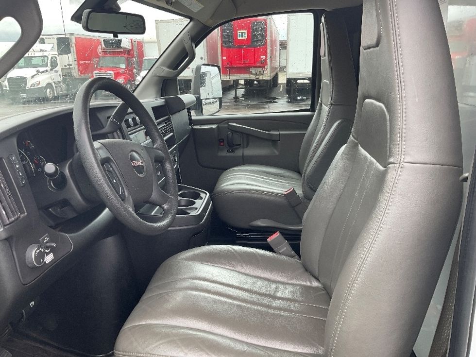Light Duty Box Truck-Light and Medium Duty Trucks-GMC-2022-Savana G33903-Milwaukee-WI-109,557\n\t\tmiles-$ 28,000 - Image 19