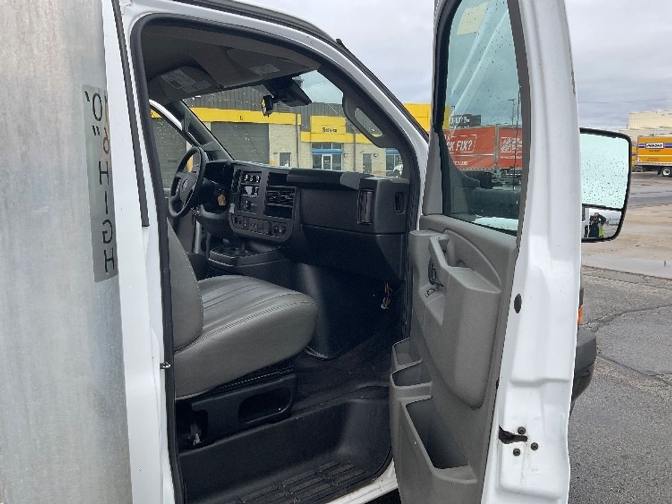Light Duty Box Truck-Light and Medium Duty Trucks-GMC-2022-Savana G33903-Milwaukee-WI-109,557\n\t\tmiles-$ 28,000 - Image 20