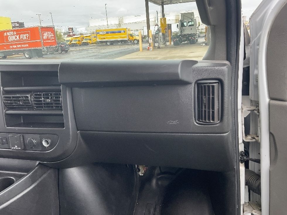 Light Duty Box Truck-Light and Medium Duty Trucks-GMC-2022-Savana G33903-Milwaukee-WI-109,557\n\t\tmiles-$ 28,000 - Image 21