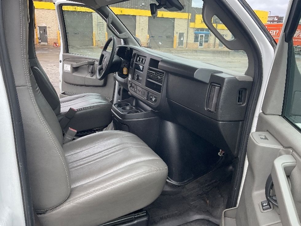 Light Duty Box Truck-Light and Medium Duty Trucks-GMC-2022-Savana G33903-Milwaukee-WI-109,557\n\t\tmiles-$ 28,000 - Image 22