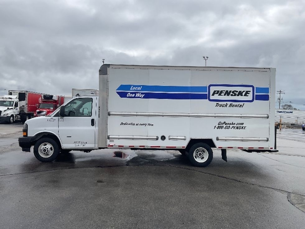 Light Duty Box Truck-Light and Medium Duty Trucks-GMC-2022-Savana G33903-Milwaukee-WI-109,557\n\t\tmiles-$ 28,000 - Image 4