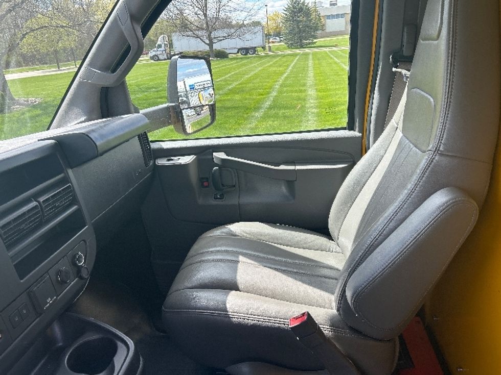 Light Duty Box Truck-Light and Medium Duty Trucks-GMC-2022-Savana G33903-Milwaukee-WI-109,612\n\t\tmiles-$ 24,500 - Image 18