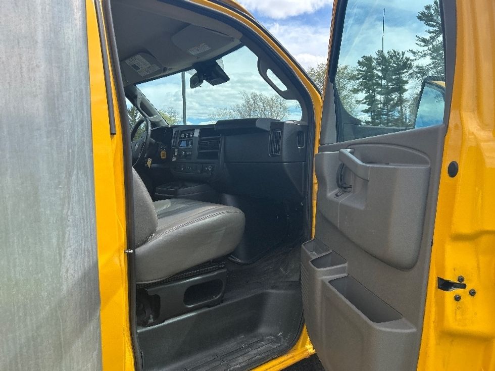 Light Duty Box Truck-Light and Medium Duty Trucks-GMC-2022-Savana G33903-Milwaukee-WI-109,612\n\t\tmiles-$ 24,500 - Image 19