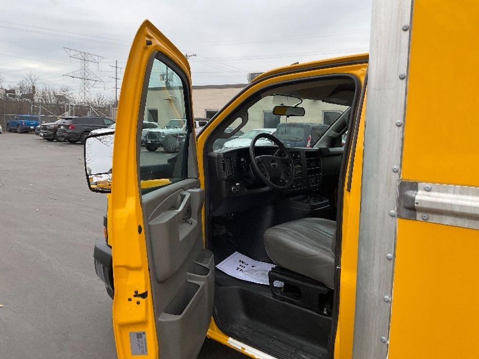 Light Duty Box Truck-Light and Medium Duty Trucks-GMC-2022-Savana G33903-Milwaukee-WI-36,882\n\t\tmiles-$ 40,500 - Image 14