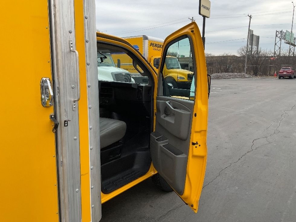 Light Duty Box Truck-Light and Medium Duty Trucks-GMC-2022-Savana G33903-Milwaukee-WI-36,882\n\t\tmiles-$ 40,500 - Image 18