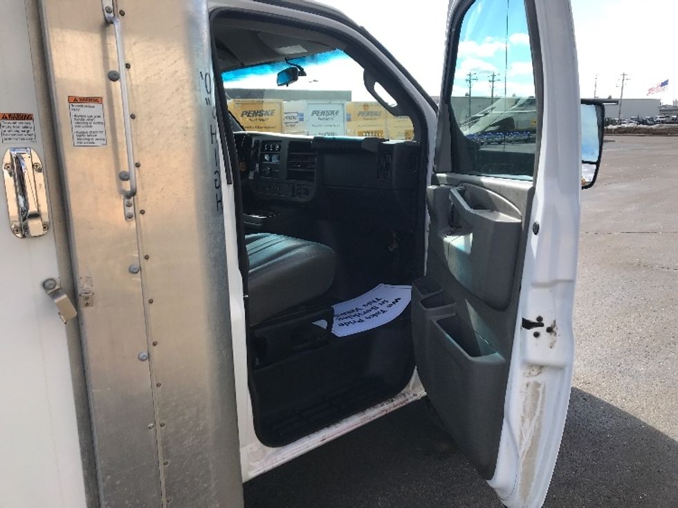 Light Duty Box Truck-Light and Medium Duty Trucks-GMC-2022-Savana G33903-Milwaukee-WI-53,776\n\t\tmiles-$ 40,750 - Image 19