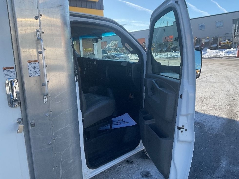 Light Duty Box Truck-Light and Medium Duty Trucks-GMC-2022-Savana G33903-Milwaukee-WI-54,818\n\t\tmiles-$ 40,500 - Image 20