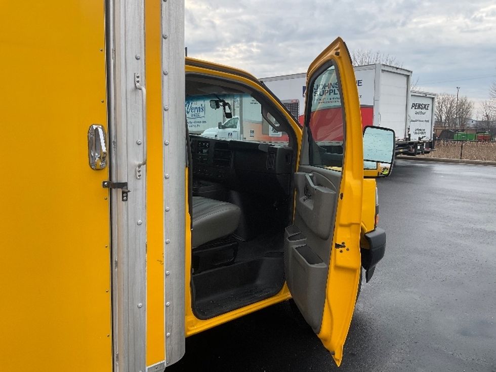 Light Duty Box Truck-Light and Medium Duty Trucks-GMC-2022-Savana G33903-Milwaukee-WI-55,441\n\t\tmiles-$ 36,500 - Image 18
