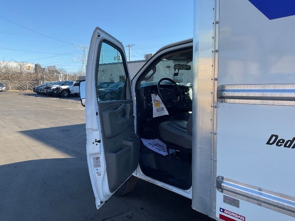 Light Duty Box Truck-Light and Medium Duty Trucks-GMC-2022-Savana G33903-Milwaukee-WI-58,927\n\t\tmiles-$ 39,500 - Image 14