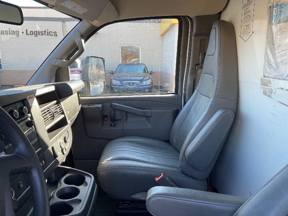 Light Duty Box Truck-Light and Medium Duty Trucks-GMC-2022-Savana G33903-Milwaukee-WI-58,927\n\t\tmiles-$ 39,500 - Image 17