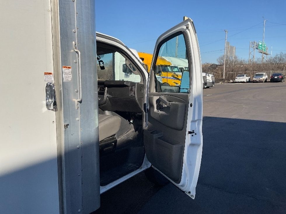 Light Duty Box Truck-Light and Medium Duty Trucks-GMC-2022-Savana G33903-Milwaukee-WI-58,927\n\t\tmiles-$ 39,500 - Image 18