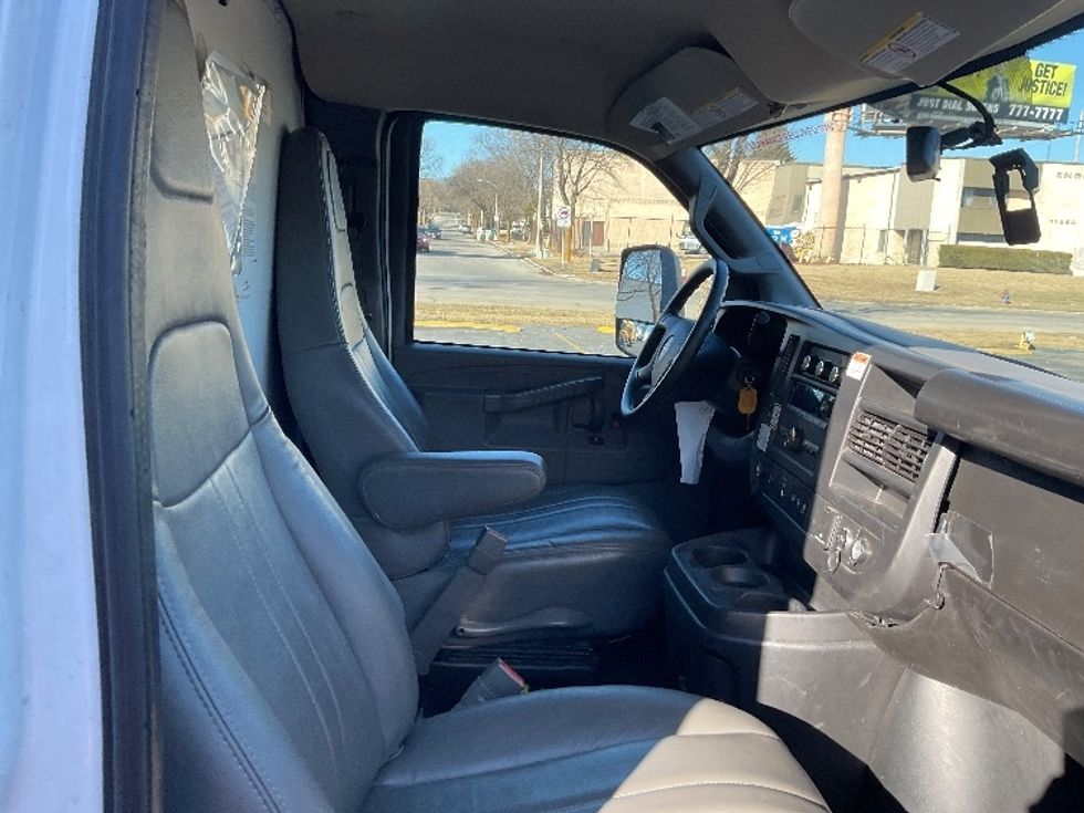 Light Duty Box Truck-Light and Medium Duty Trucks-GMC-2022-Savana G33903-Milwaukee-WI-58,927\n\t\tmiles-$ 39,500 - Image 20