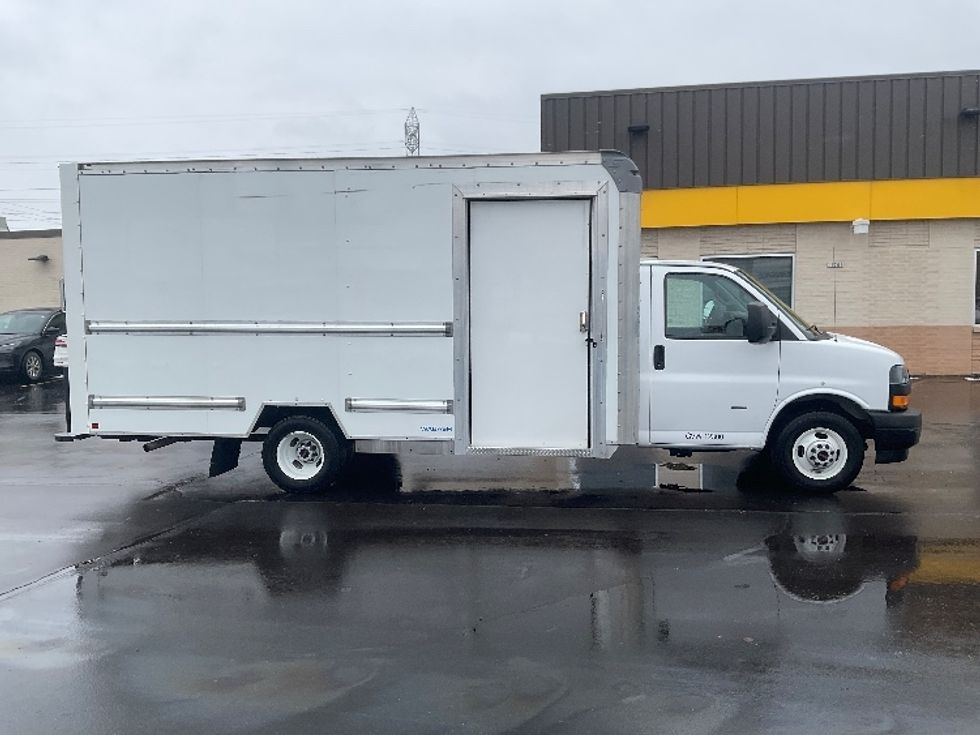 Light Duty Box Truck-Light and Medium Duty Trucks-GMC-2022-Savana G33903-Milwaukee-WI-60,670\n\t\tmiles-$ 40,000 - Image 15