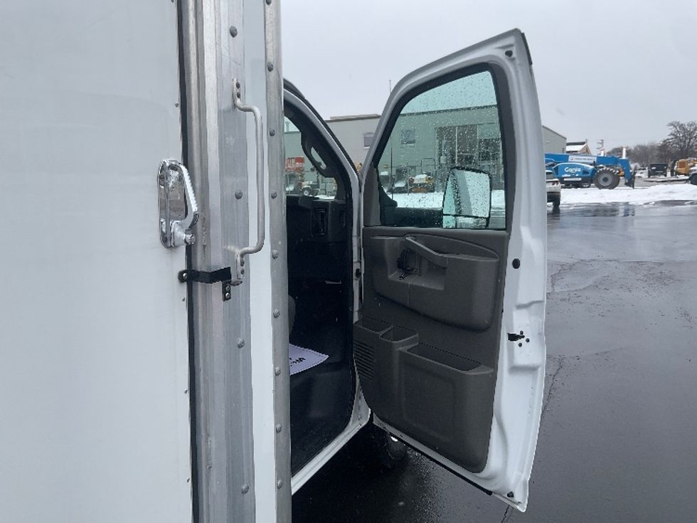 Light Duty Box Truck-Light and Medium Duty Trucks-GMC-2022-Savana G33903-Milwaukee-WI-60,670\n\t\tmiles-$ 40,000 - Image 20