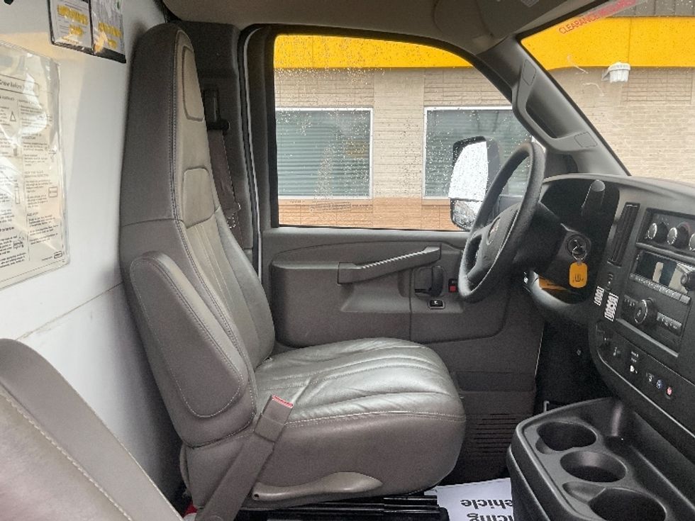 Light Duty Box Truck-Light and Medium Duty Trucks-GMC-2022-Savana G33903-Milwaukee-WI-60,670\n\t\tmiles-$ 40,000 - Image 23