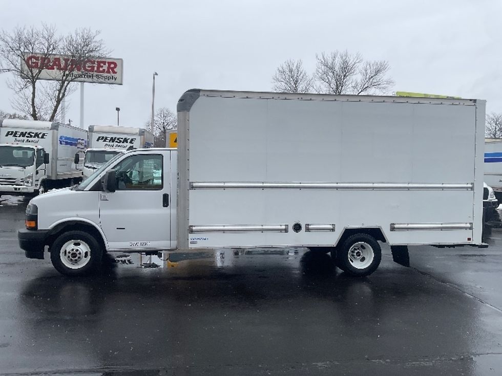 Light Duty Box Truck-Light and Medium Duty Trucks-GMC-2022-Savana G33903-Milwaukee-WI-60,670\n\t\tmiles-$ 40,000 - Image 4