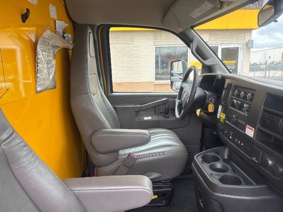 Light Duty Box Truck-Light and Medium Duty Trucks-GMC-2022-Savana G33903-Milwaukee-WI-70,586\n\t\tmiles-$ 29,250 - Image 20