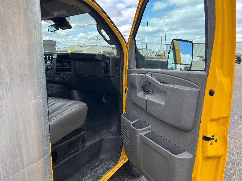 Light Duty Box Truck-Light and Medium Duty Trucks-GMC-2022-Savana G33903-Milwaukee-WI-74,348\n\t\tmiles-$ 31,250 - Image 20