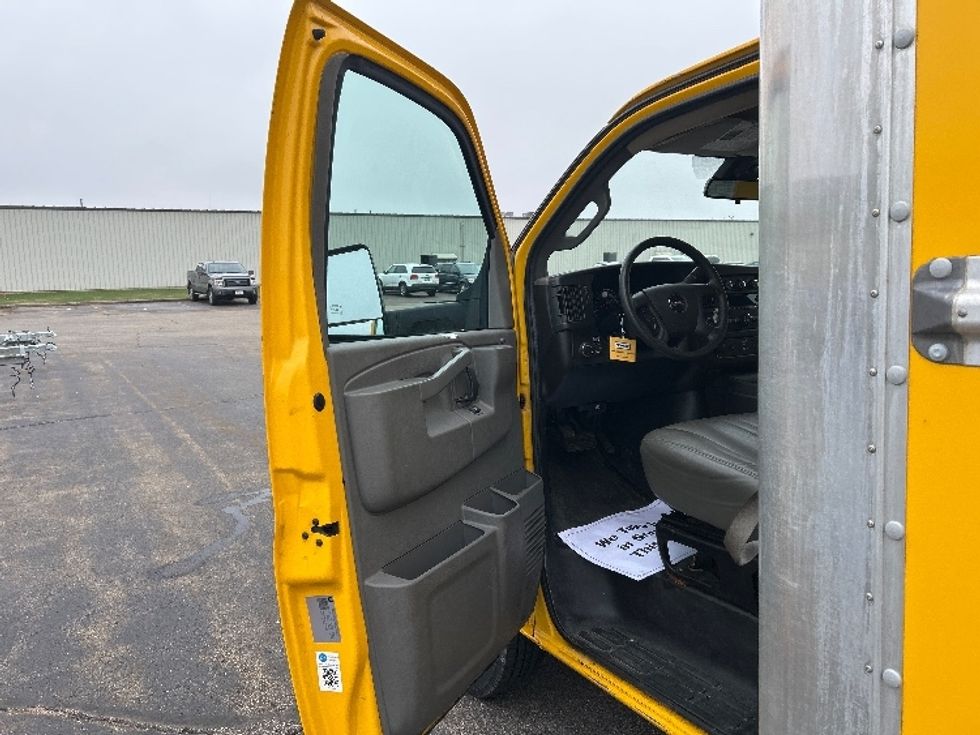 Light Duty Box Truck-Light and Medium Duty Trucks-GMC-2022-Savana G33903-Milwaukee-WI-76,614\n\t\tmiles-$ 31,000 - Image 16