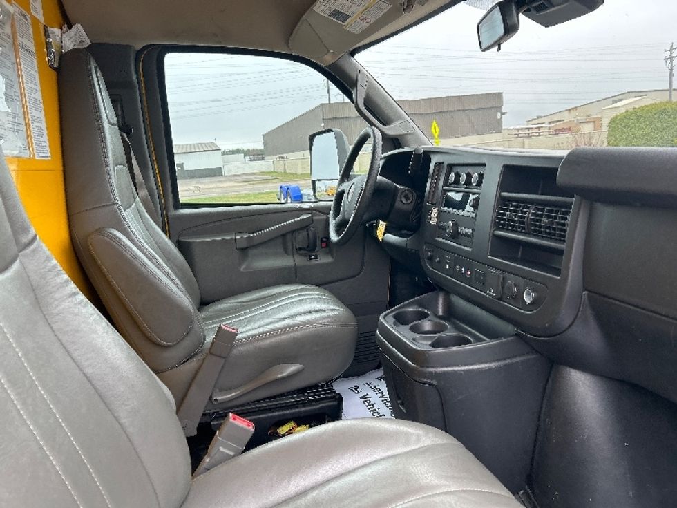 Light Duty Box Truck-Light and Medium Duty Trucks-GMC-2022-Savana G33903-Milwaukee-WI-76,614\n\t\tmiles-$ 31,000 - Image 22