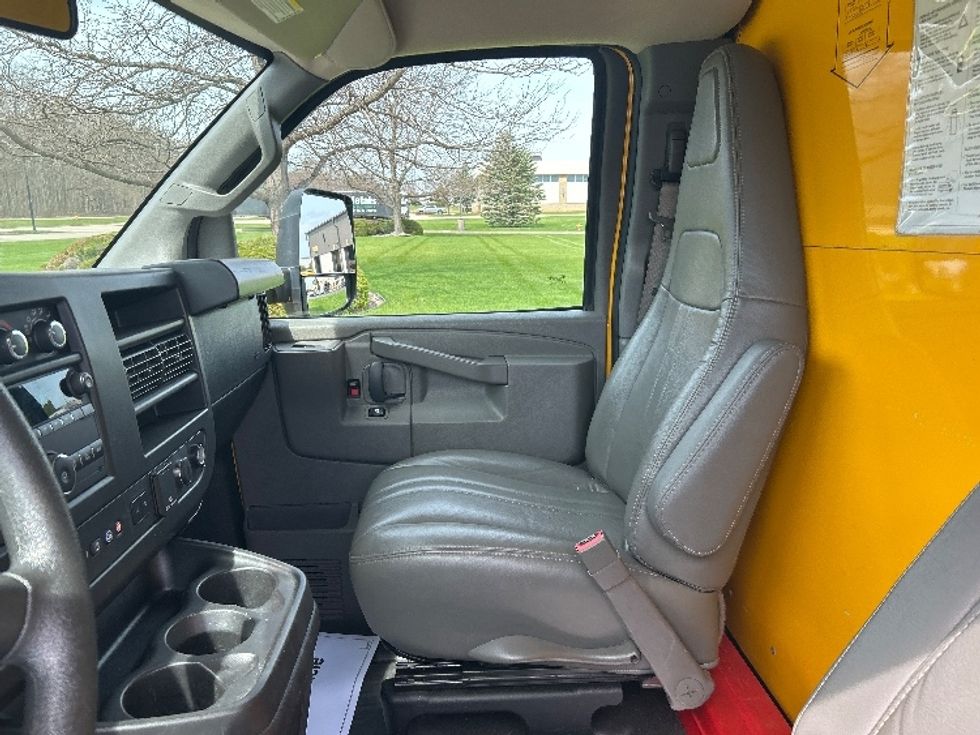 Light Duty Box Truck-Light and Medium Duty Trucks-GMC-2022-Savana G33903-Milwaukee-WI-79,821\n\t\tmiles-$ 29,750 - Image 18