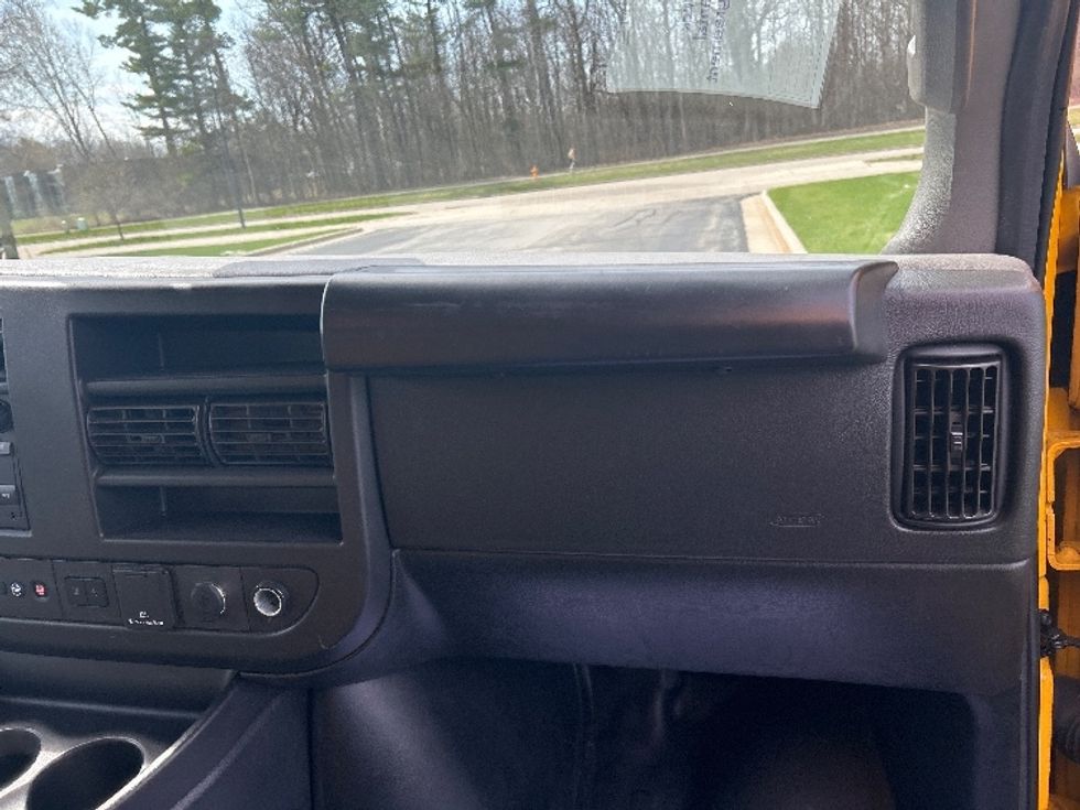 Light Duty Box Truck-Light and Medium Duty Trucks-GMC-2022-Savana G33903-Milwaukee-WI-79,821\n\t\tmiles-$ 29,750 - Image 20