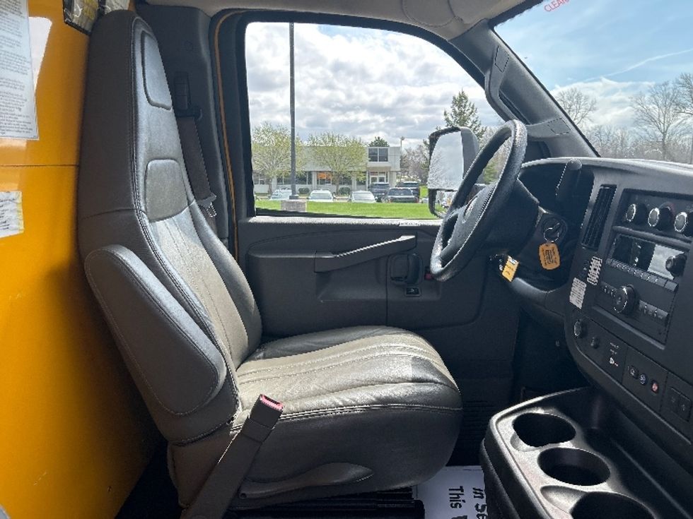 Light Duty Box Truck-Light and Medium Duty Trucks-GMC-2022-Savana G33903-Milwaukee-WI-79,821\n\t\tmiles-$ 29,750 - Image 21