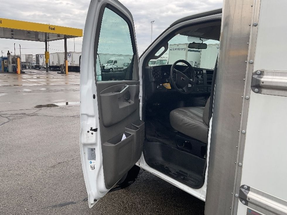 Light Duty Box Truck-Light and Medium Duty Trucks-GMC-2022-Savana G33903-Milwaukee-WI-85,379\n\t\tmiles-$ 35,500 - Image 16