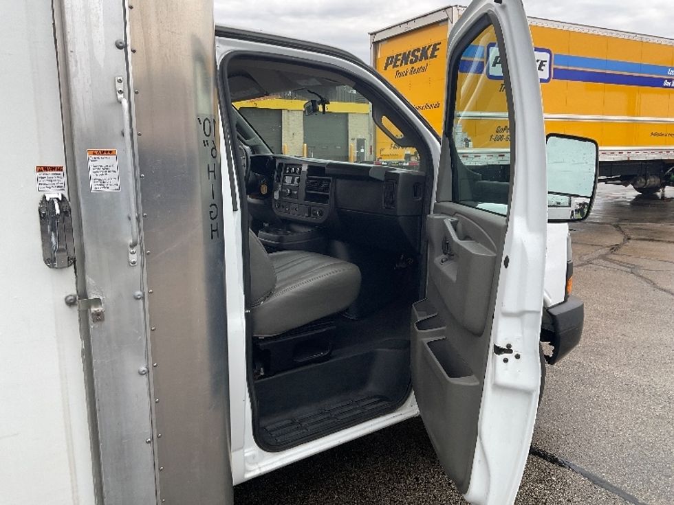 Light Duty Box Truck-Light and Medium Duty Trucks-GMC-2022-Savana G33903-Milwaukee-WI-85,379\n\t\tmiles-$ 35,500 - Image 20