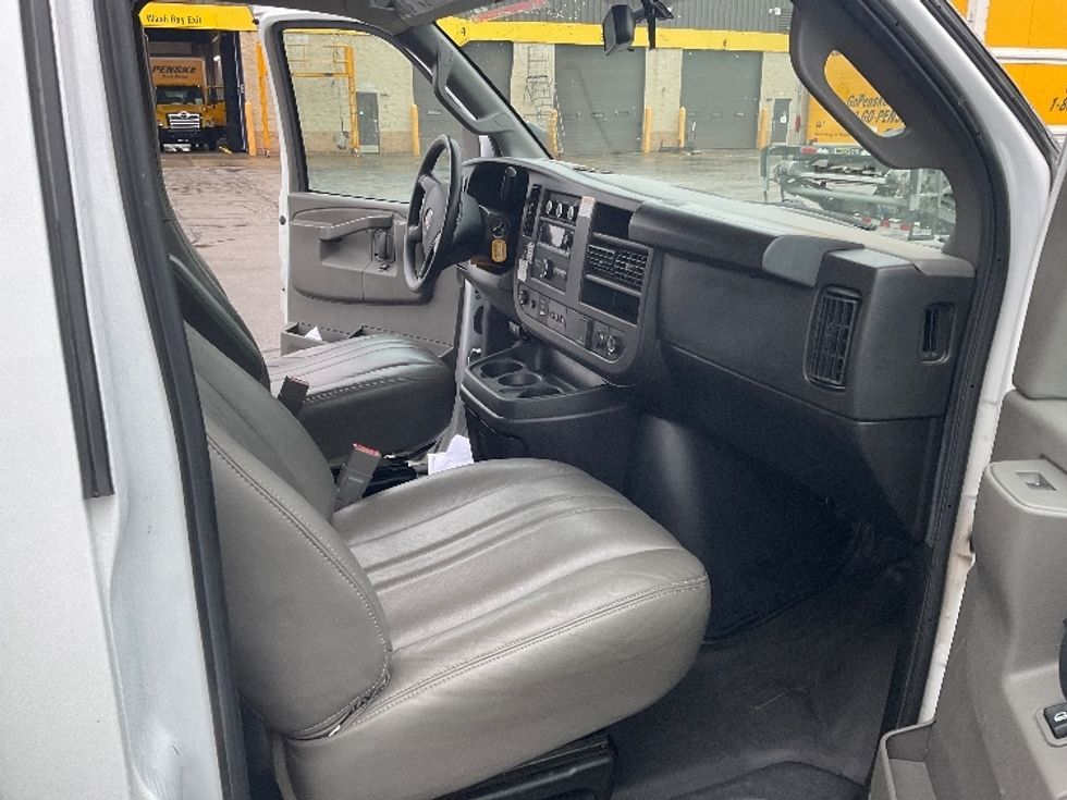 Light Duty Box Truck-Light and Medium Duty Trucks-GMC-2022-Savana G33903-Milwaukee-WI-85,379\n\t\tmiles-$ 35,500 - Image 22