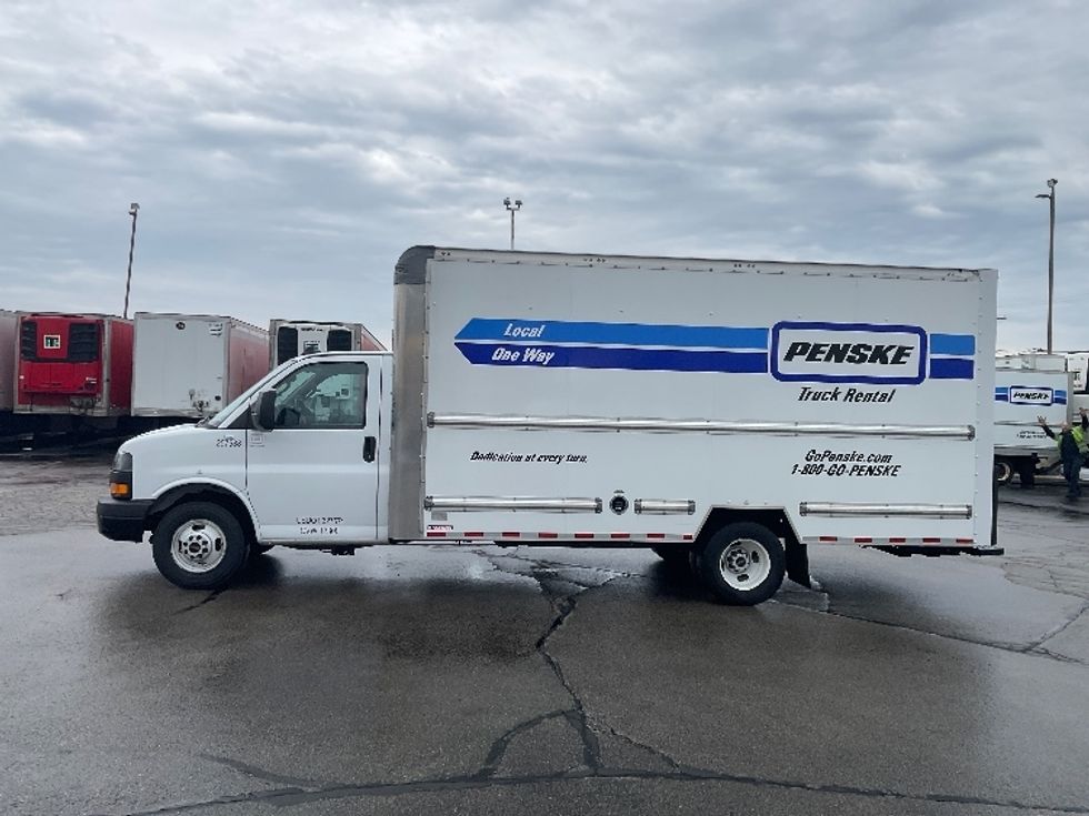 Light Duty Box Truck-Light and Medium Duty Trucks-GMC-2022-Savana G33903-Milwaukee-WI-85,379\n\t\tmiles-$ 35,500 - Image 4