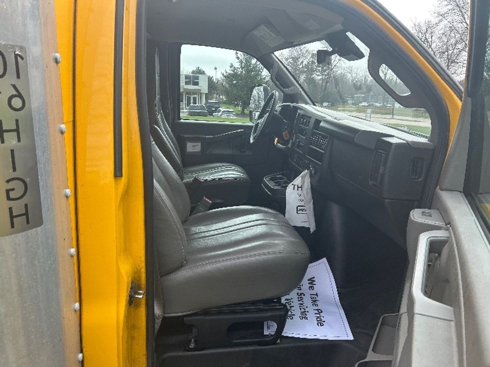 Light Duty Box Truck-Light and Medium Duty Trucks-GMC-2022-Savana G33903-Milwaukee-WI-94,919\n\t\tmiles-$ 29,000 - Image 19