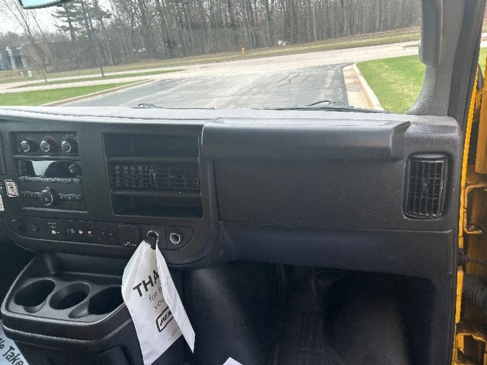 Light Duty Box Truck-Light and Medium Duty Trucks-GMC-2022-Savana G33903-Milwaukee-WI-94,919\n\t\tmiles-$ 29,000 - Image 20