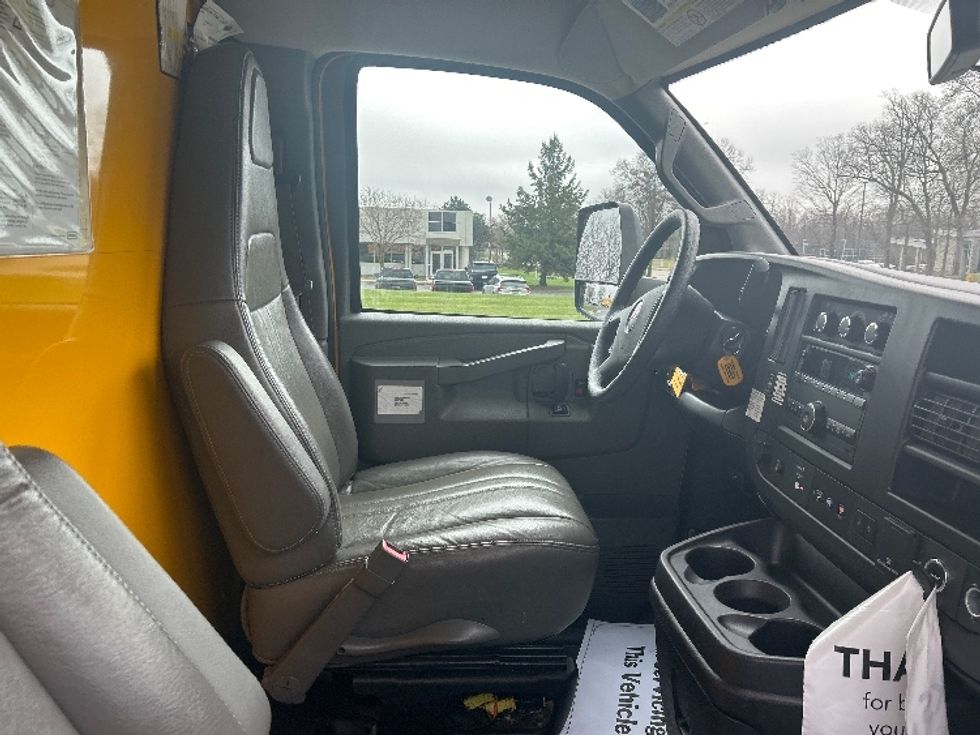 Light Duty Box Truck-Light and Medium Duty Trucks-GMC-2022-Savana G33903-Milwaukee-WI-94,919\n\t\tmiles-$ 29,000 - Image 21