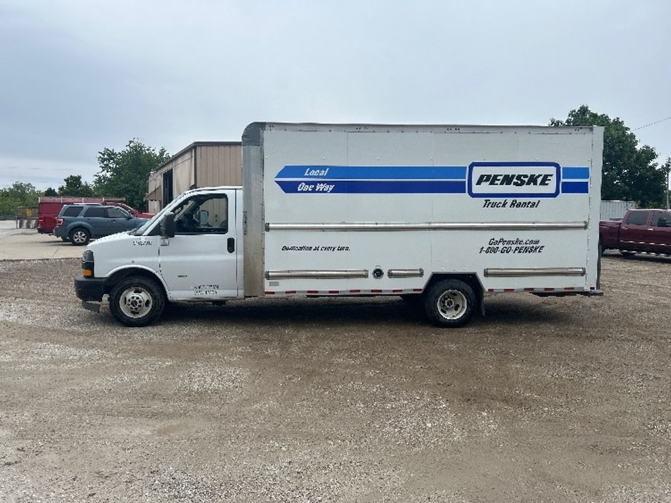 Light Duty Box Truck-Light and Medium Duty Trucks-GMC-2022-Savana G33903-Moberly-MO-104,060\n\t\tmiles-$ 33,250 - Image 4