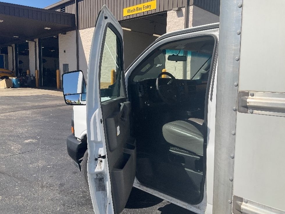 Light Duty Box Truck-Light and Medium Duty Trucks-GMC-2022-Savana G33903-Mobile-AL-117,401\n\t\tmiles-$ 30,750 - Image 16