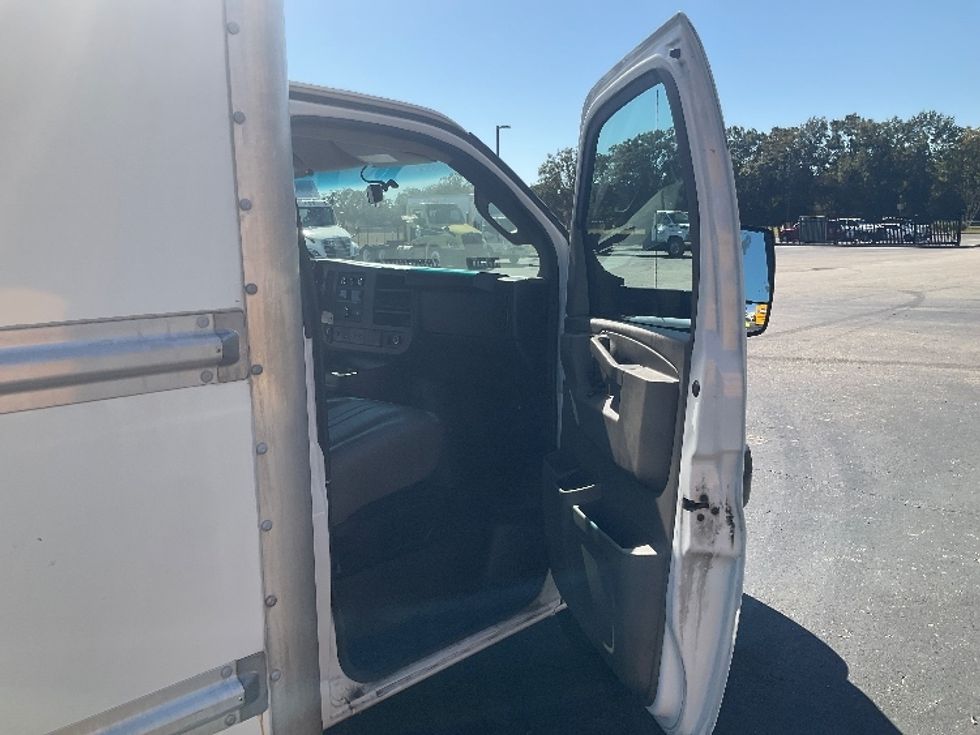 Light Duty Box Truck-Light and Medium Duty Trucks-GMC-2022-Savana G33903-Mobile-AL-117,401\n\t\tmiles-$ 30,750 - Image 20