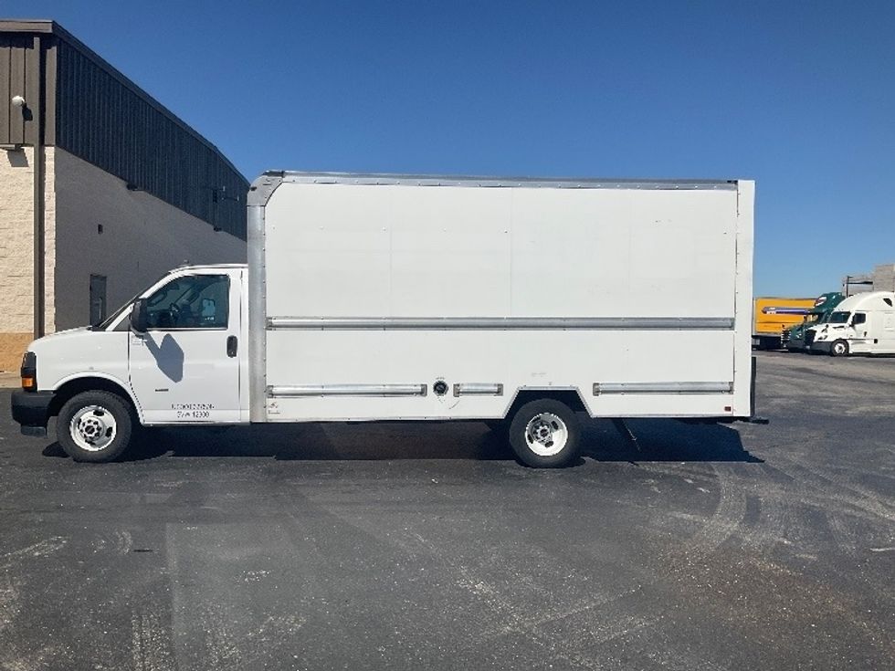 Light Duty Box Truck-Light and Medium Duty Trucks-GMC-2022-Savana G33903-Mobile-AL-117,401\n\t\tmiles-$ 30,750 - Image 4