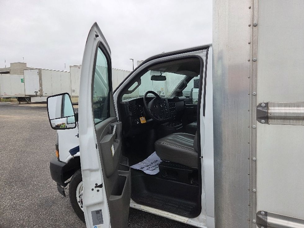 Light Duty Box Truck-Light and Medium Duty Trucks-GMC-2022-Savana G33903-Mobile-AL-92,401\n\t\tmiles-$ 31,750 - Image 16