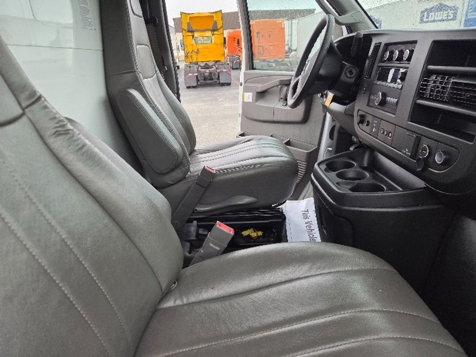 Light Duty Box Truck-Light and Medium Duty Trucks-GMC-2022-Savana G33903-Mobile-AL-92,401\n\t\tmiles-$ 31,750 - Image 22