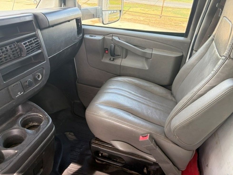 Light Duty Box Truck-Light and Medium Duty Trucks-GMC-2022-Savana G33903-Monroe-LA-92,243\n\t\tmiles-$ 33,750 - Image 16