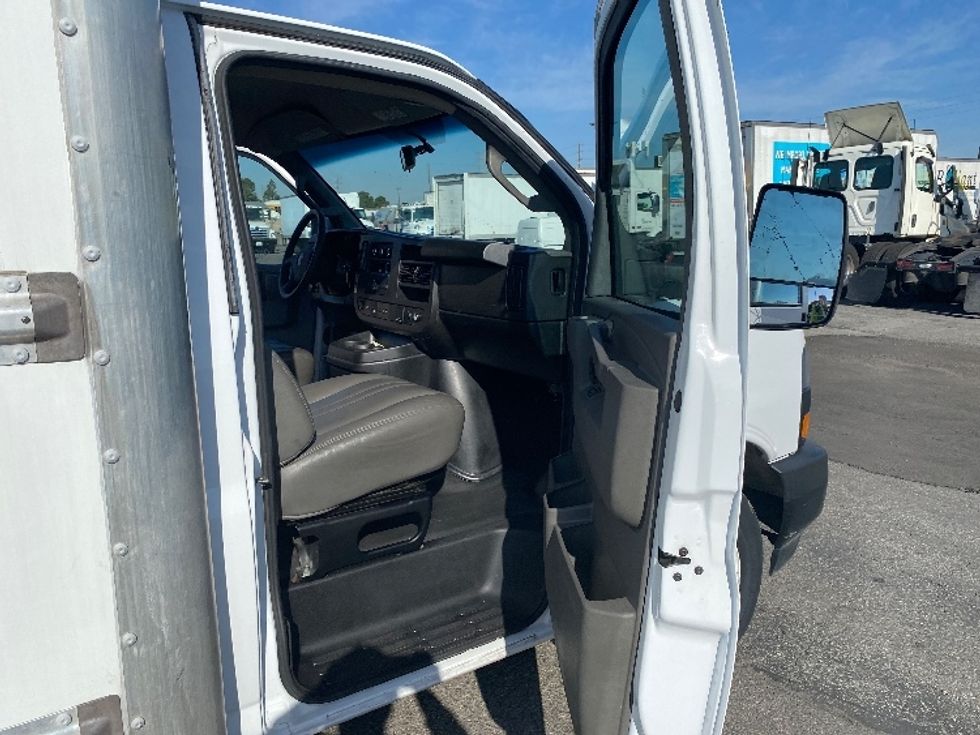 Light Duty Box Truck-Light and Medium Duty Trucks-GMC-2022-Savana G33903-Montebello-CA-91,634\n\t\tmiles-$ 35,250 - Image 19