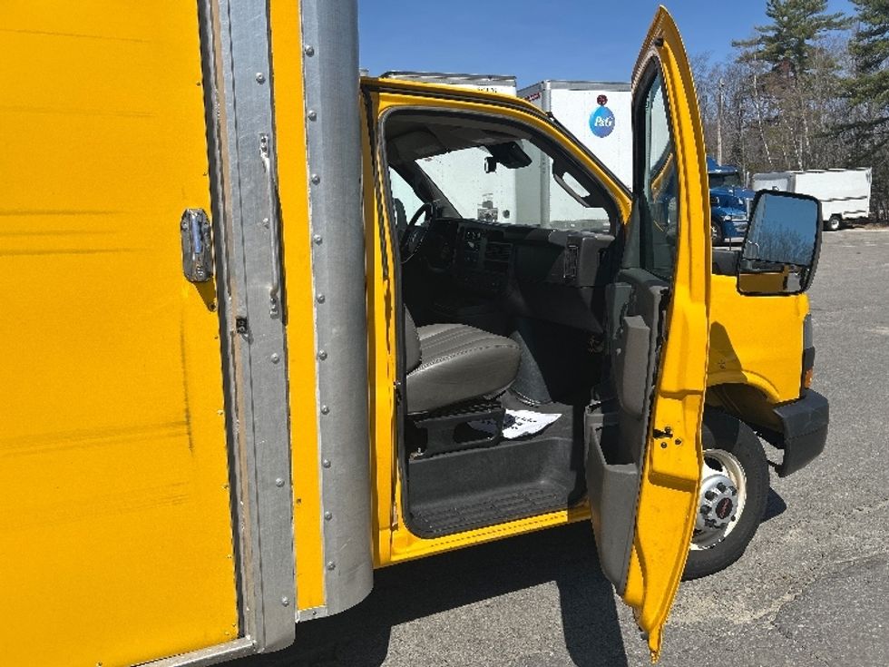 Light Duty Box Truck-Light and Medium Duty Trucks-GMC-2022-Savana G33903-Montgomery-NY-81,280\n\t\tmiles-$ 31,000 - Image 18
