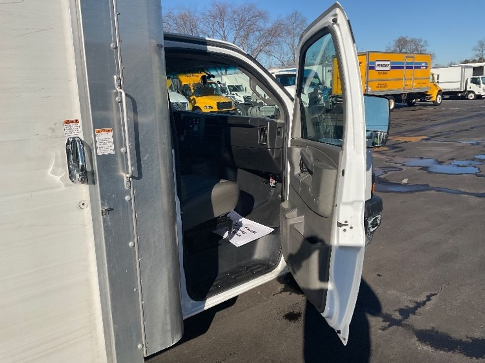 Light Duty Box Truck-Light and Medium Duty Trucks-GMC-2022-Savana G33903-New Castle-DE-32,924\n\t\tmiles-$ 46,750 - Image 20