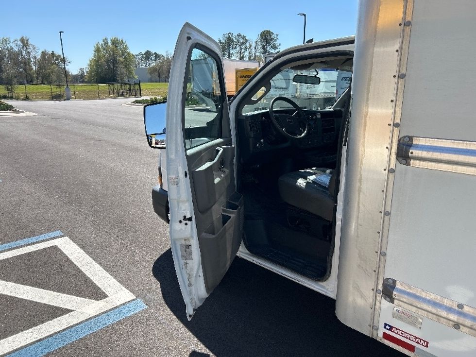 Light Duty Box Truck-Light and Medium Duty Trucks-GMC-2022-Savana G33903-Ocala-FL-59,227\n\t\tmiles-$ 42,000 - Image 16