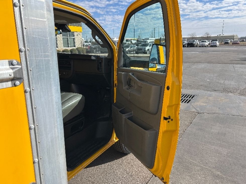 Light Duty Box Truck-Light and Medium Duty Trucks-GMC-2022-Savana G33903-Oklahoma City-OK-86,981\n\t\tmiles-$ 29,750 - Image 17