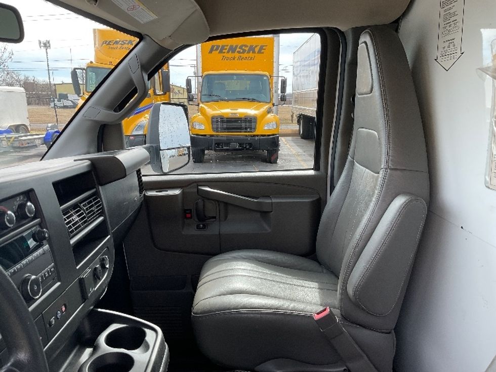 Light Duty Box Truck-Light and Medium Duty Trucks-GMC-2022-Savana G33903-Oklahoma City-OK-90,620\n\t\tmiles-$ 32,750 - Image 17